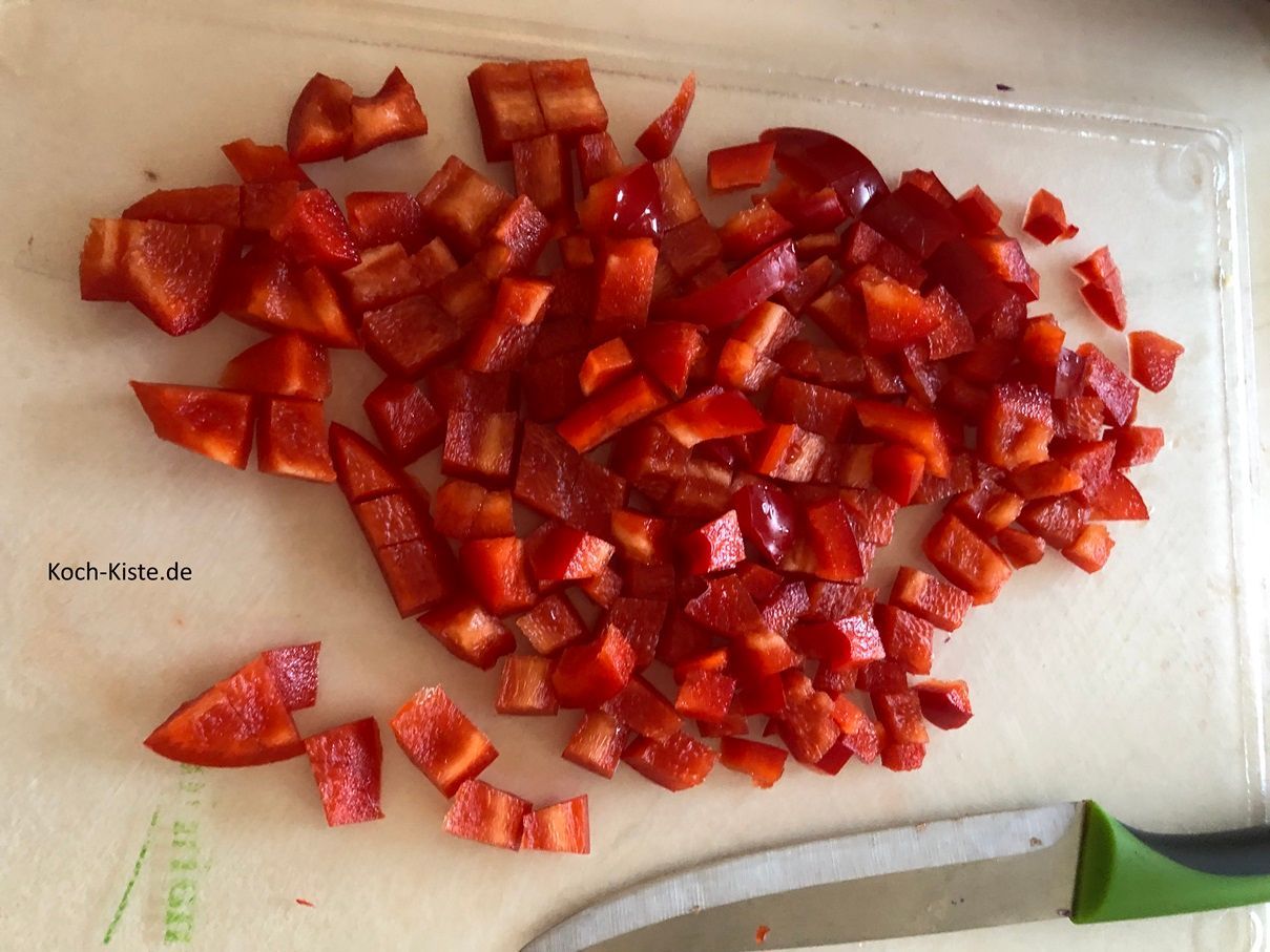 nun wird die Paprika geputzt, abgespült und in kleine Stücke geschnitten