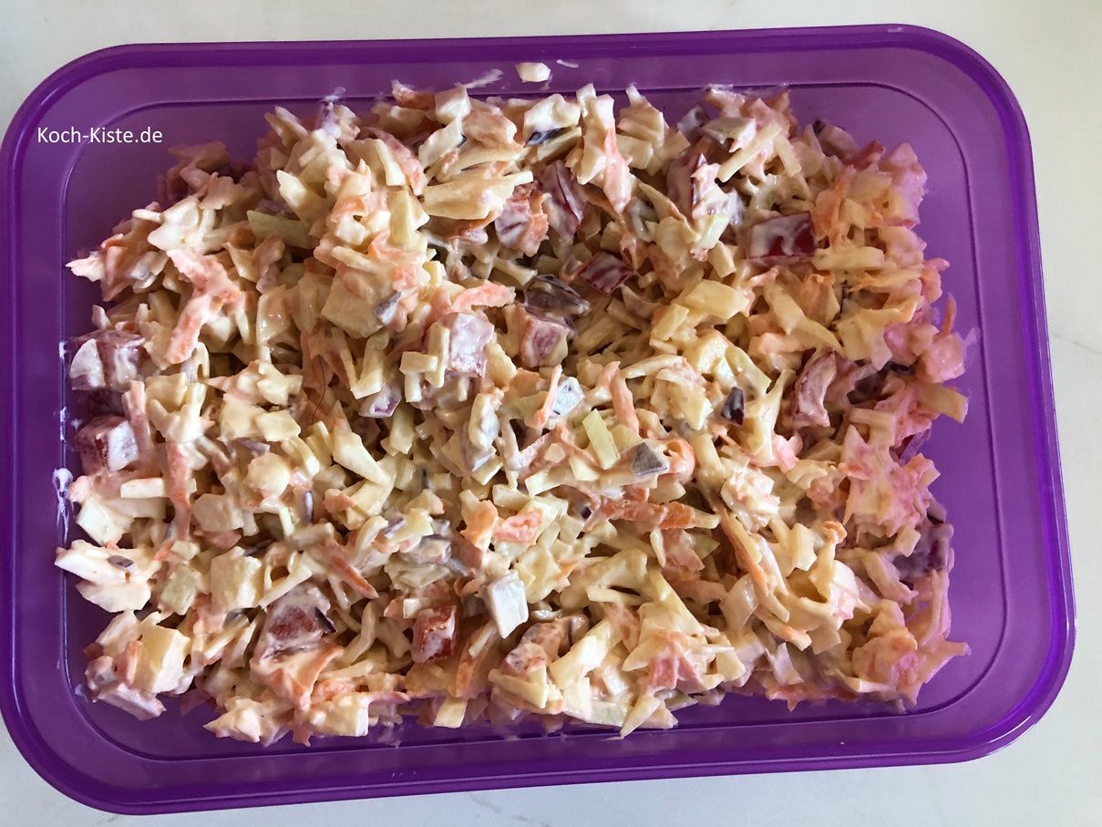 gebe die Mayo-Mischung in die Rührschüssel und verrühre alles gut miteinander. Dann fülle den Rohkostsalat mit Mayo in eine verschließbare Schüssel um.