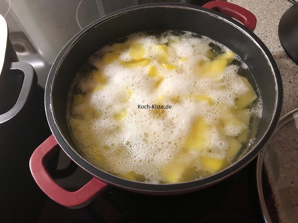 beginne damit die Kartoffel zu schälen, abzuspülen, in kleine Stücke zu schneiden und weich zu kochen