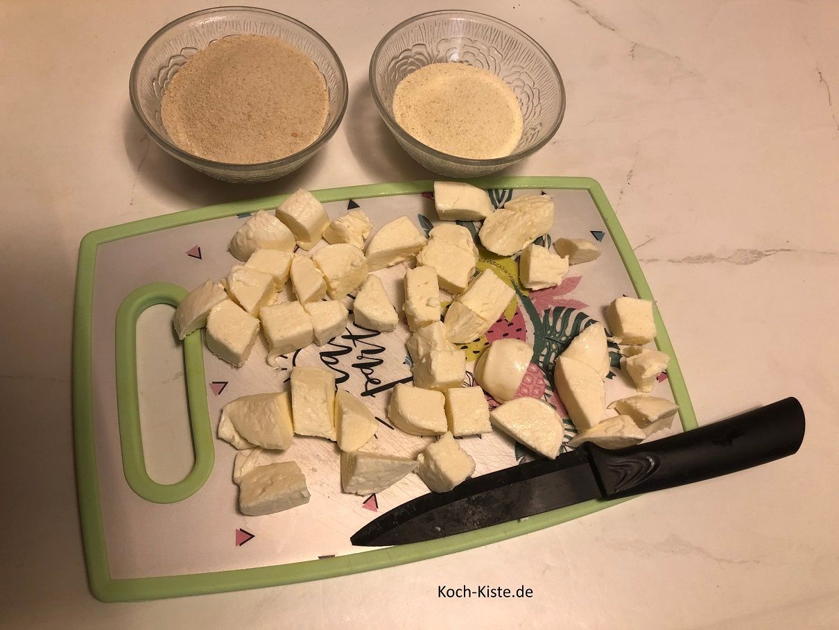 in der Zwischenzeit werden Paniermehrl und Grießpulver abgewogen und der Mozarella in Stücke geschnitten