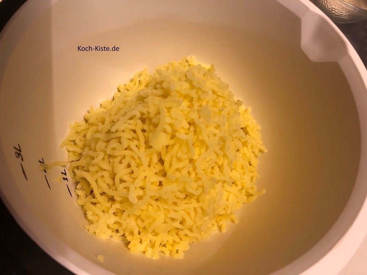 jetzt presse mit Hilfe der Kartoffelpresse die Kartoffelstücke in die Rührschüssel