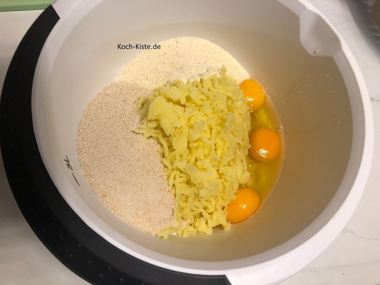 als nächstes kommen Paniermehl, Grießpulver, Eier und geriebener Parmesankäse mit in die Rührschüssel