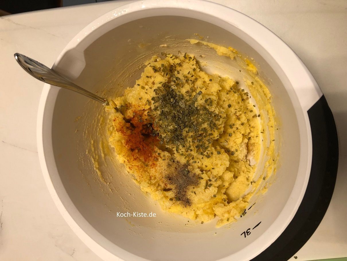jetzt dürfen Knoblauchpulver, Salz, Pfeffer, Paprikapulver und getrockneter Schnittlauch mit in die Rührschüssel