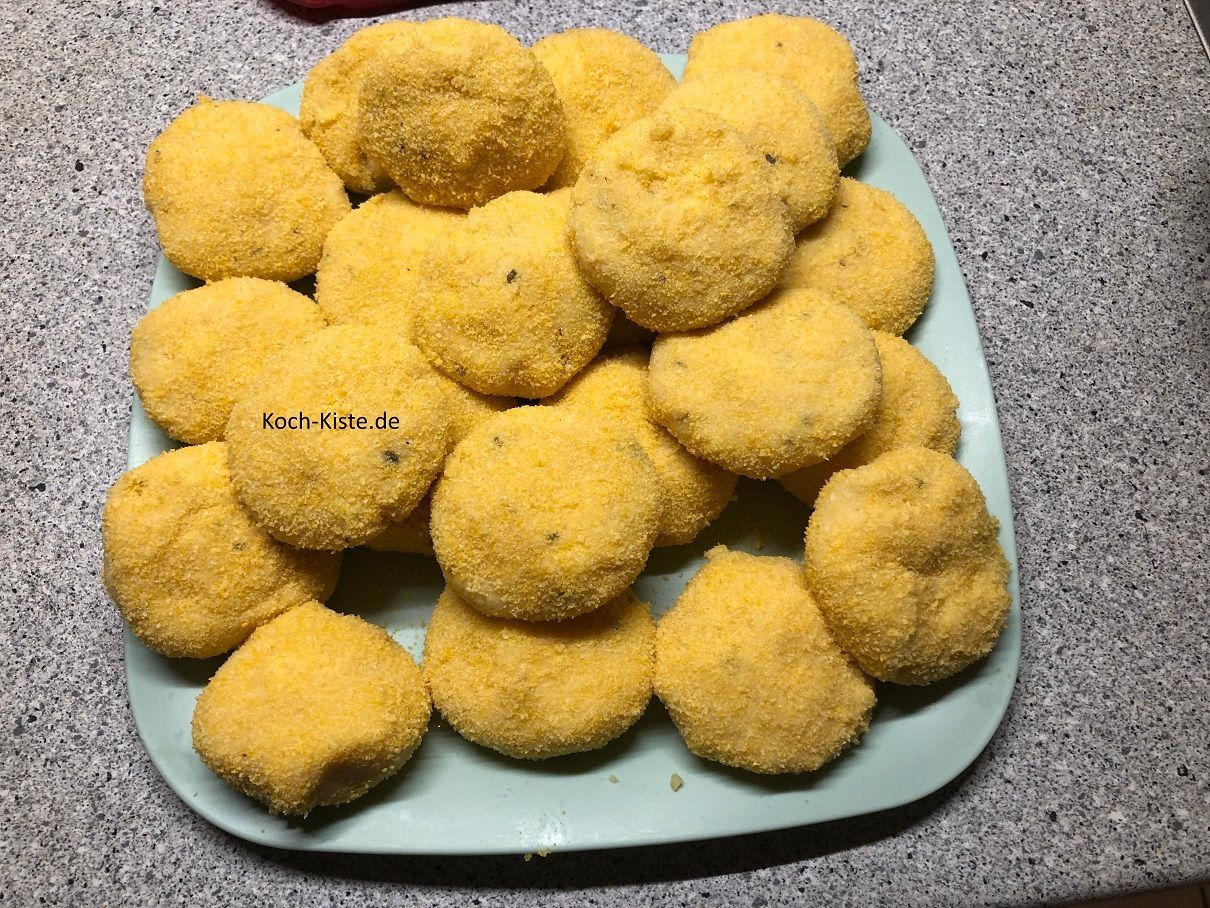 lege die fertig geformten Kartoffel-Bällchen auf einen flachen Teller