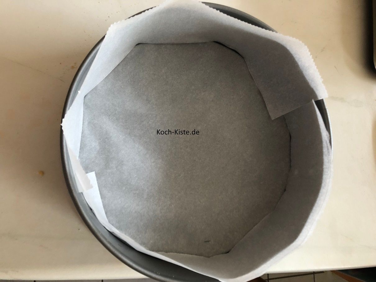 lege die Springform mit Backpapier aus