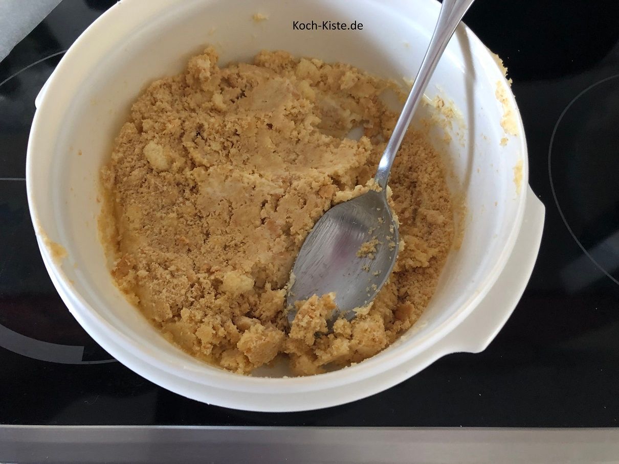 vermenge die Löffelbisquitskrümel mit der Butter