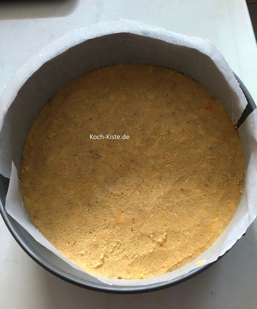 fülle die Keks-Butter Mischung in die Springform und drücke sie glatt