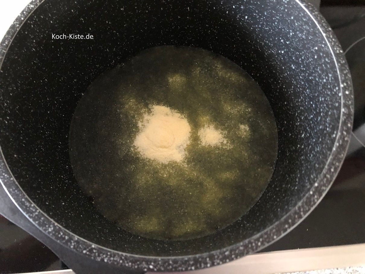 Wasser und Götterspeisepulver in einen kleinen Topf geben , verrühren und 10 Minuten quellen lassen