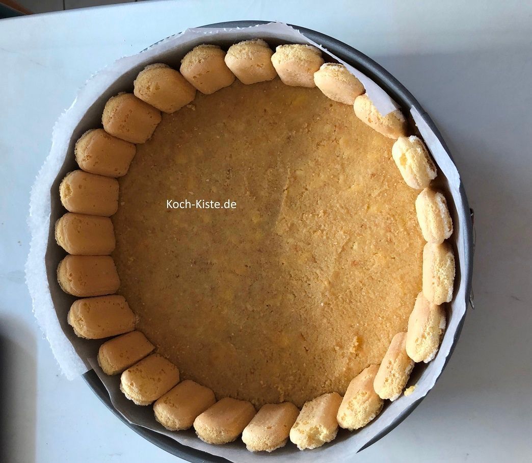 stelle die halben Löffelbisquits mit der Bruchseite nach unten , auf den Bisquit-Butter Boden