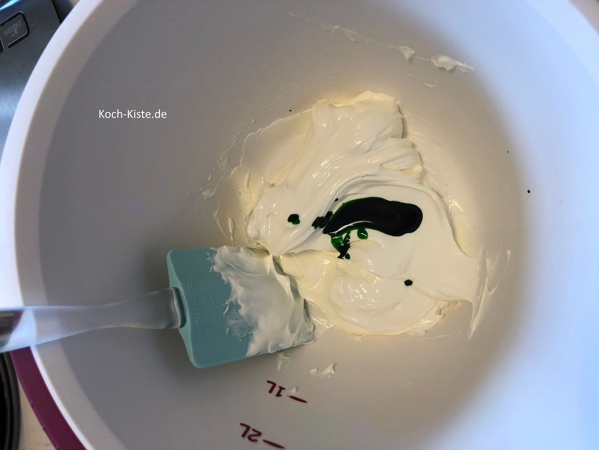fülle den Frischkäse in eine Rührschüssel und gebe grüne Lebensmittelfarbe hinzu