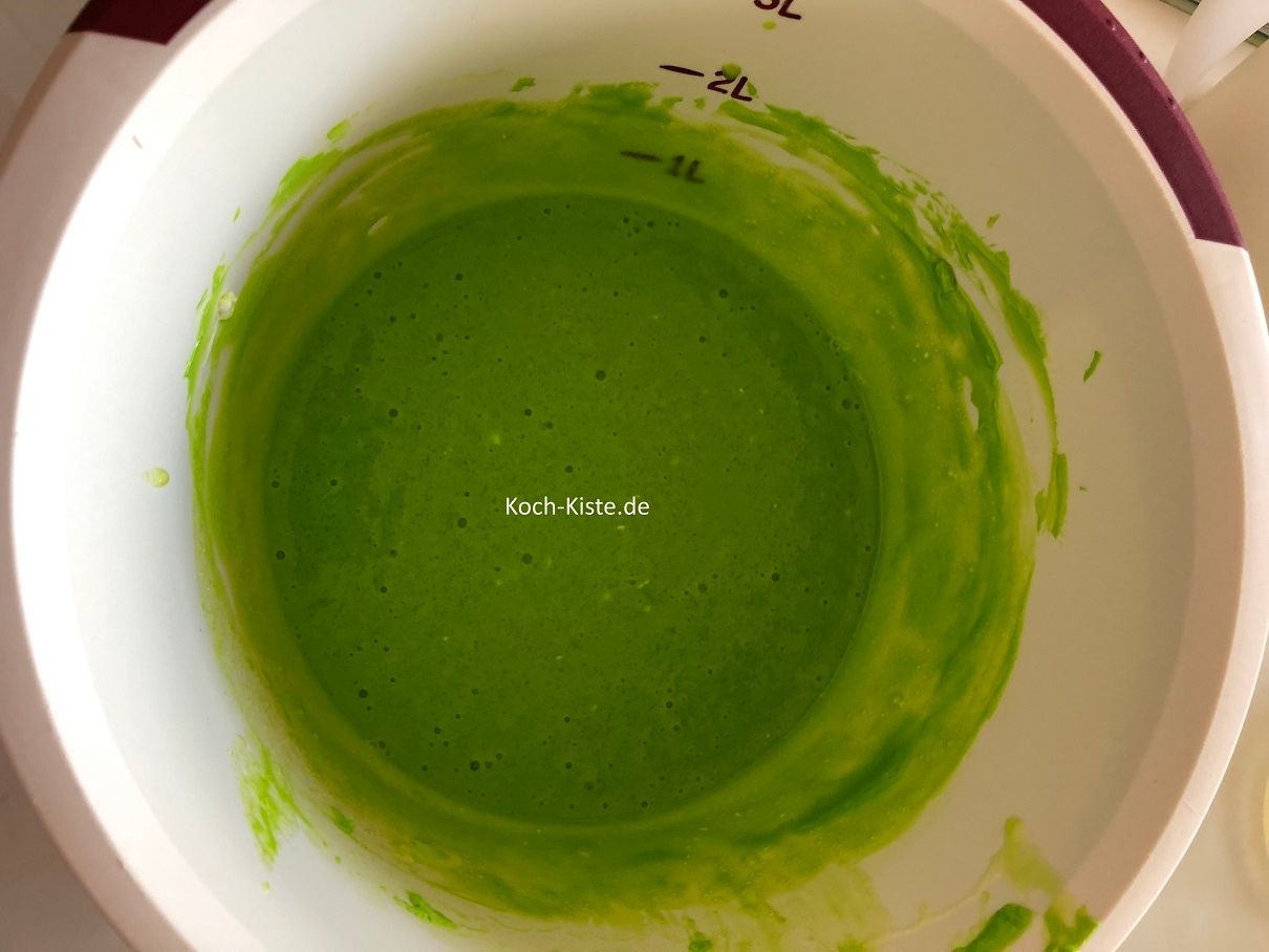 gebe den Zitronensaft hinzu und rühre ihn unter