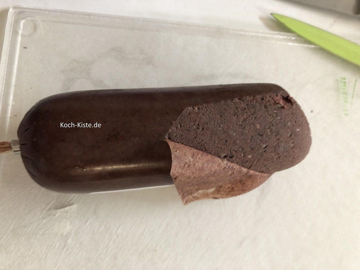 nehme die Grützwurst aus der Pelle (Verpackung)