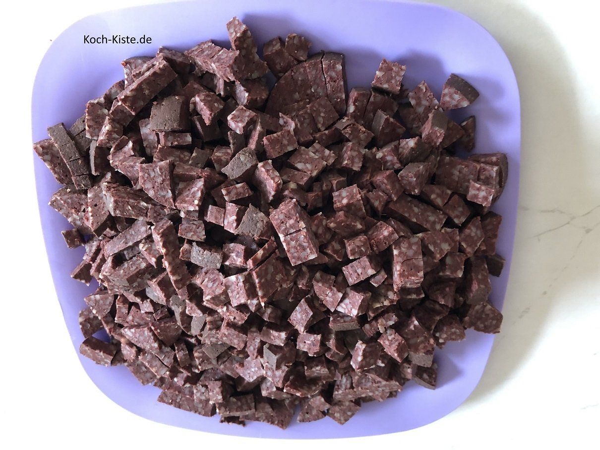 gebe die fertig geschnittene Grützwurst in eine Schale und schneide weiter