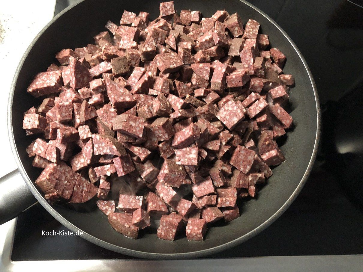 gebe die Grützwurst Würfel in die Pfanne