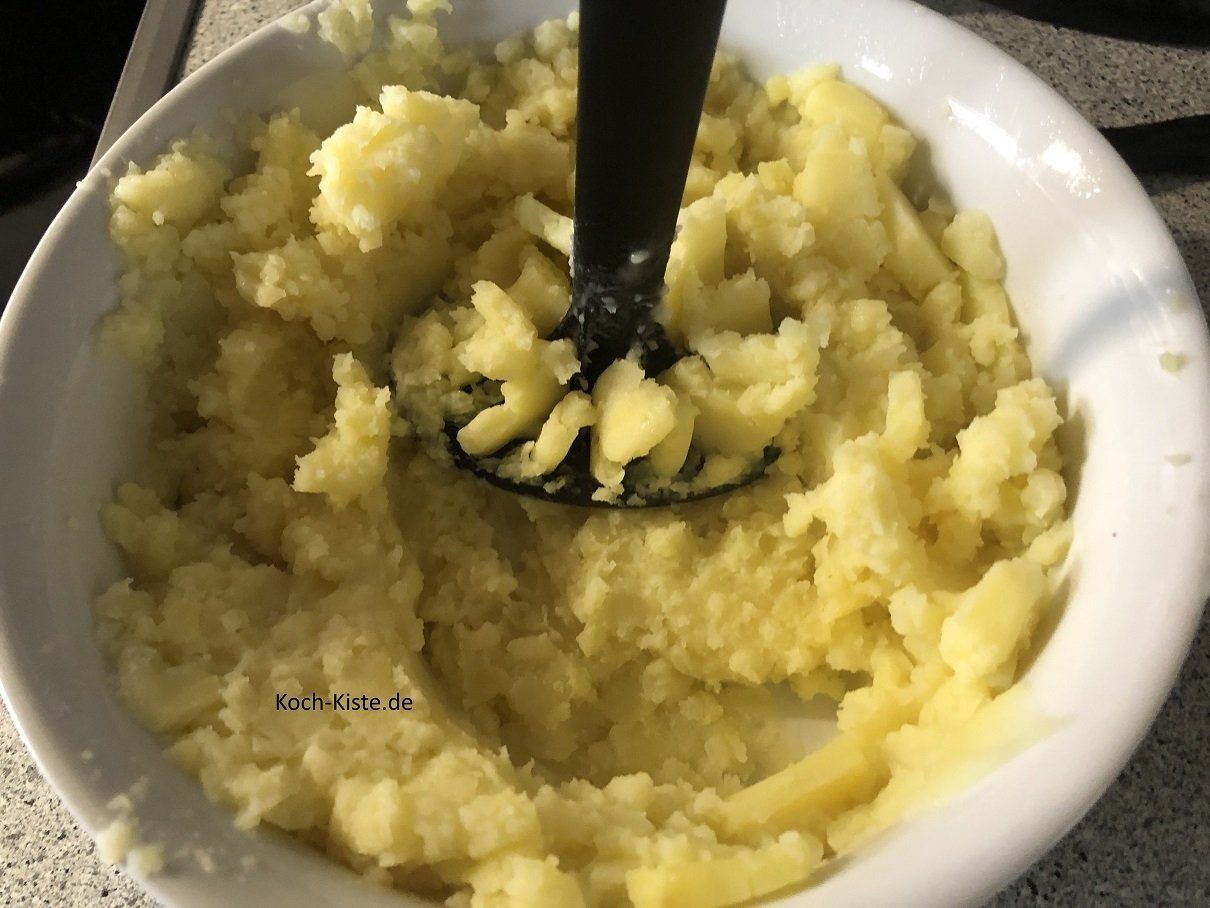 mit dem Kartoffelstampfer kräftig drücken, bis Ihr Kartoffelmus habt