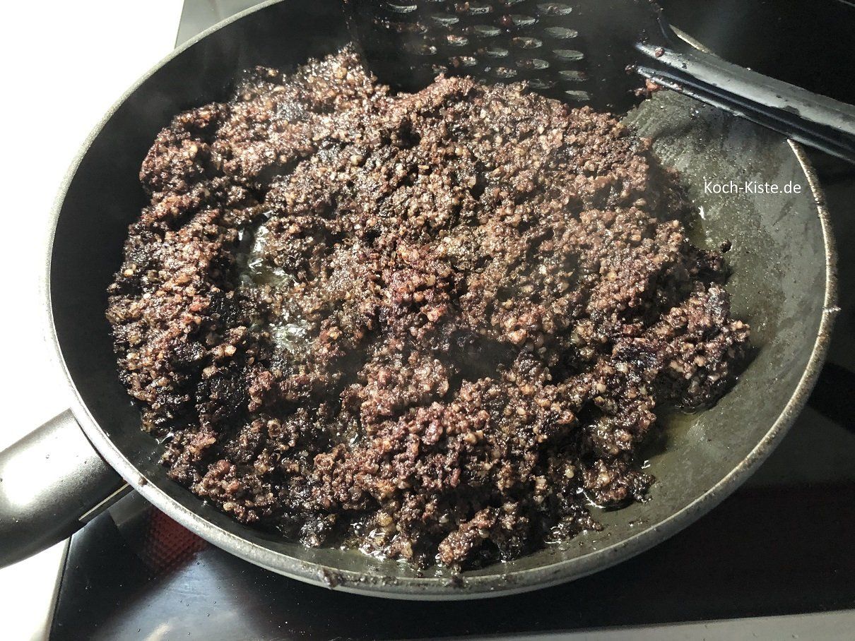 die  Grützwurst so lange braten, bis sie fast schwarz ist