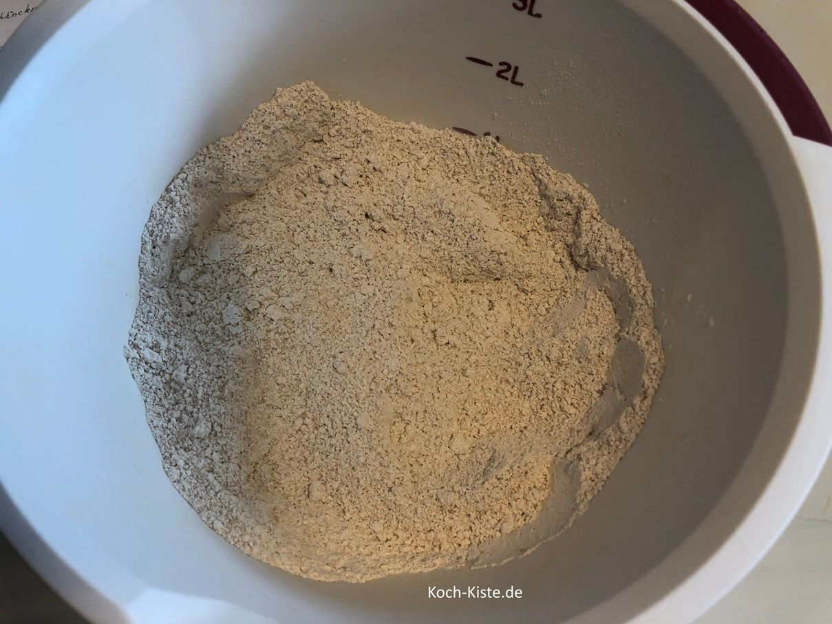 beginne damit die Rührschüssel auf die Küchenwaage auf 0 zu stellen und 500 g Dinkel Vollkornmehl abzuwiegen