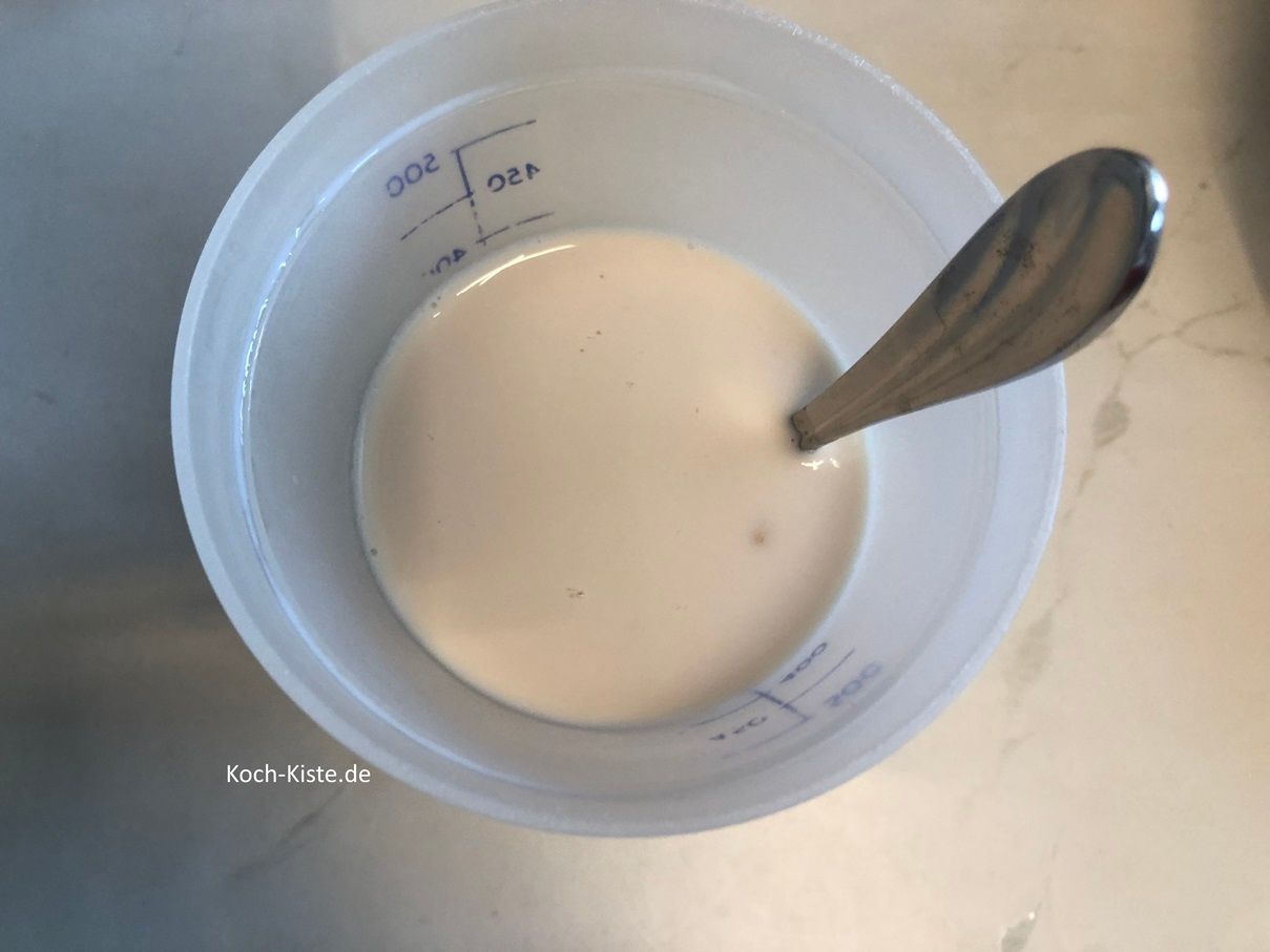 messe mit dem Messbecher 350 ml Milch ab und gieße sie in einen Kaffebecher. Erwärme die Milch in der Mikrowelle bis sie lauwarm ist