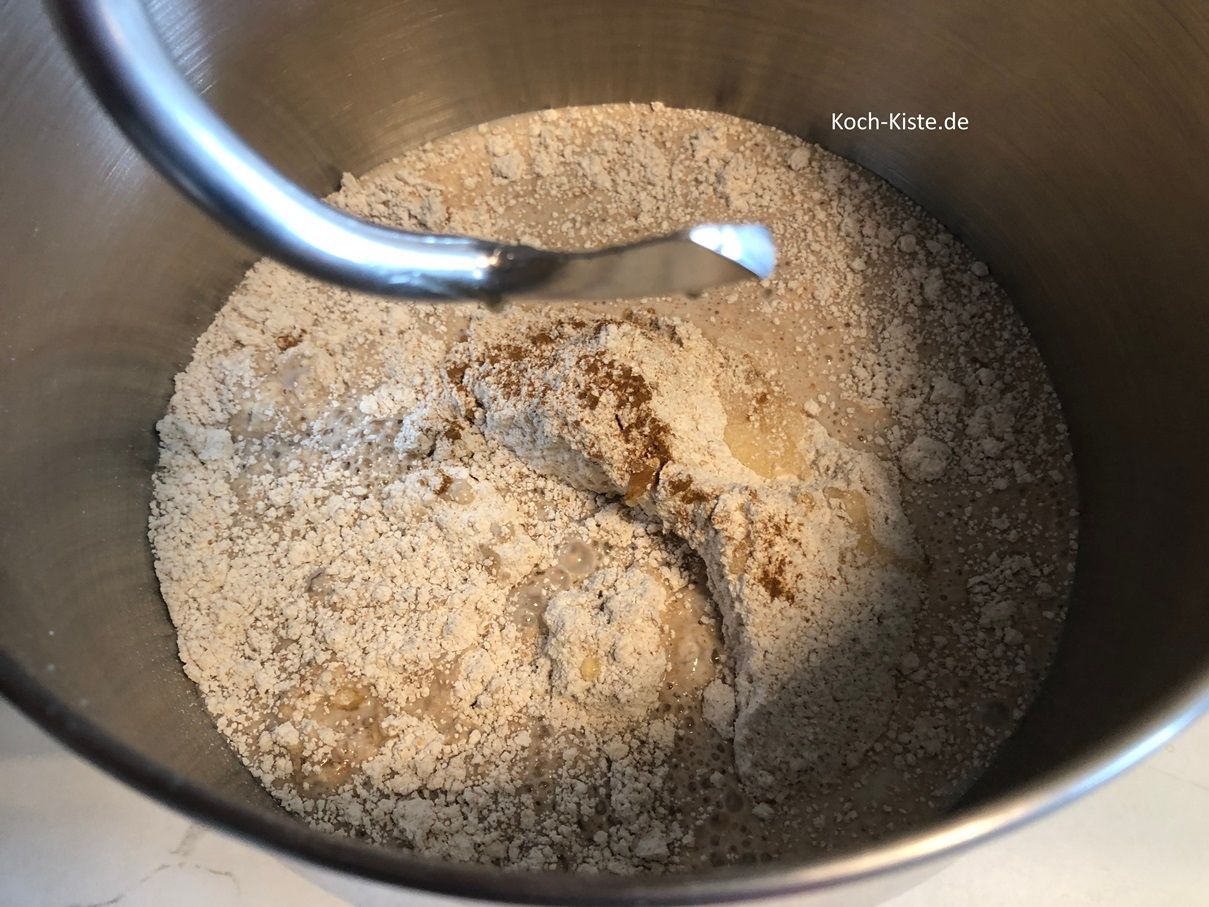 danach gieße die Hefemilch mit in die Knetschale