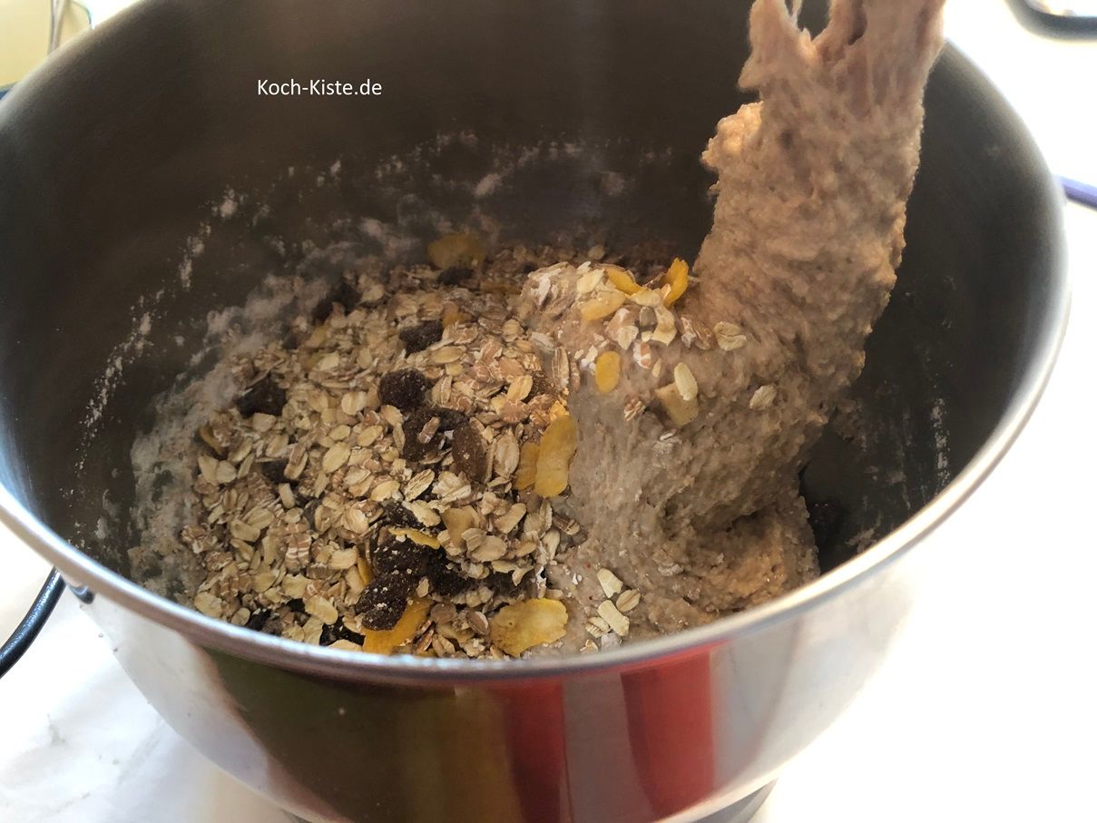 jetzt schütte das Müsli mit in die Knetschale