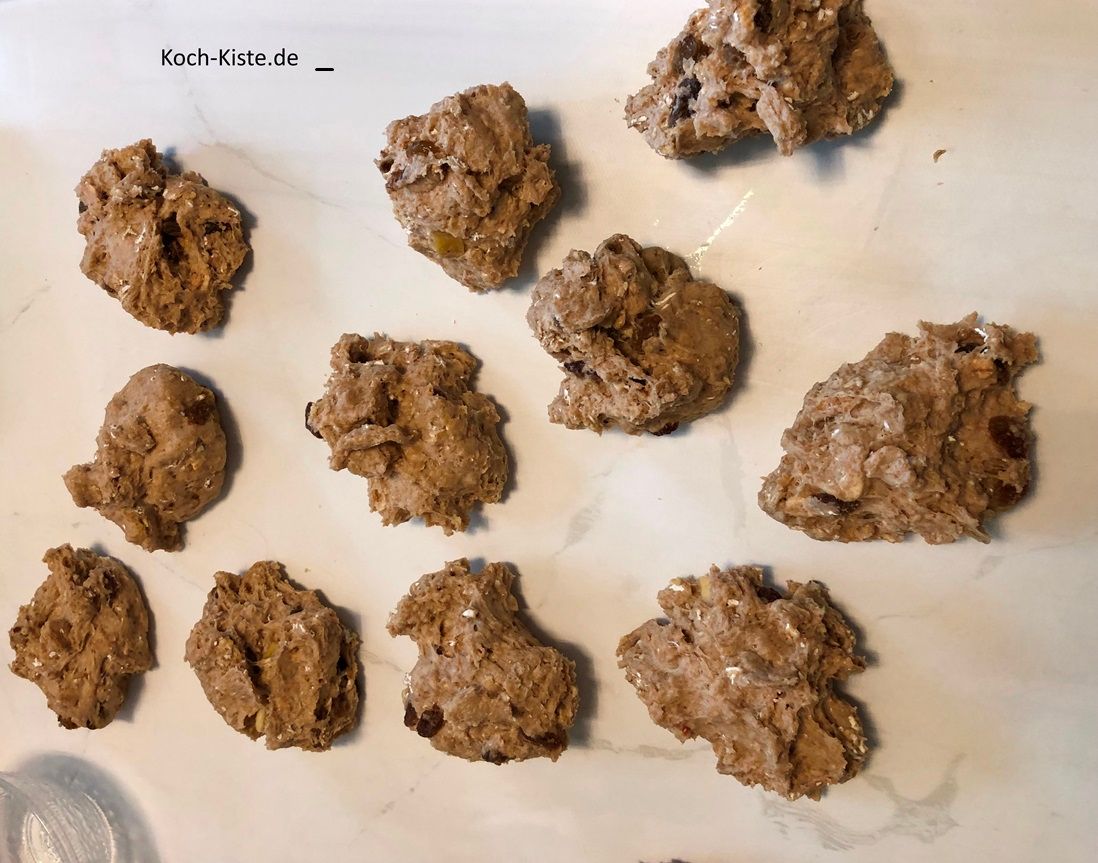 nehme Dir eine Küchenwaage und teile den Teig nun in 12 gleich große Teile ( ca. 90 g)