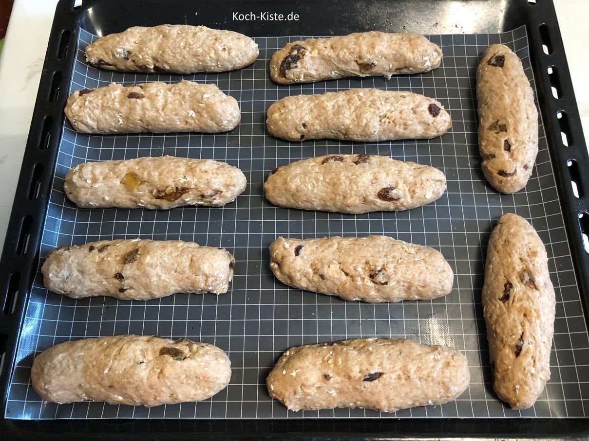 die Teigteile formst Du zu Stangen und legst sie mit Abstsand auf das Backblech