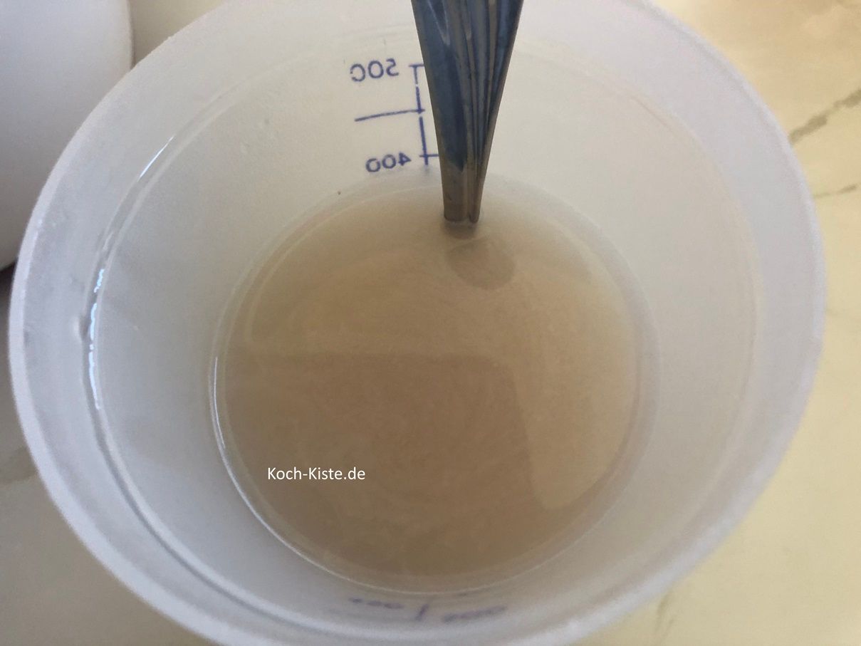 gebe in einen Messbecher 300 Milliliter warmes Wasser , 1 Teelöffel Zucker und bröckel die Hefe hinein. Dann verrühre alles bis sich die Hefe aufgelöst hat.