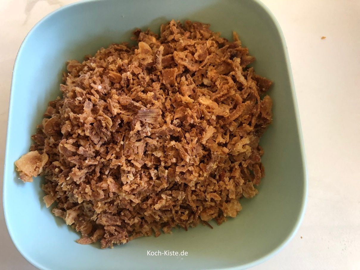 beginne damit in eine Schale 120 Gramm Röstzwiebeln abzuwiegen