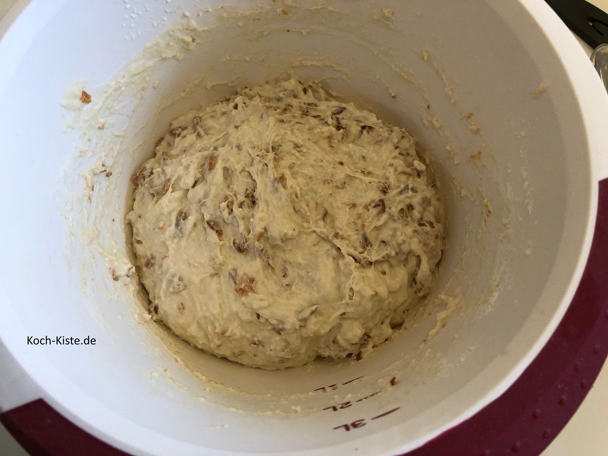 dann gebe die Röstzwiebeln hinzu und arbeite sie in den Teig ein