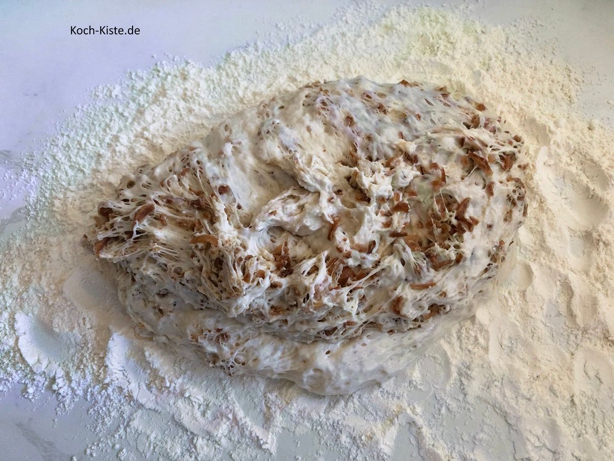 lasse den Teig auf die bemehlte Arbeitsfläche fallen und knete ihn noch mal gründlich durch