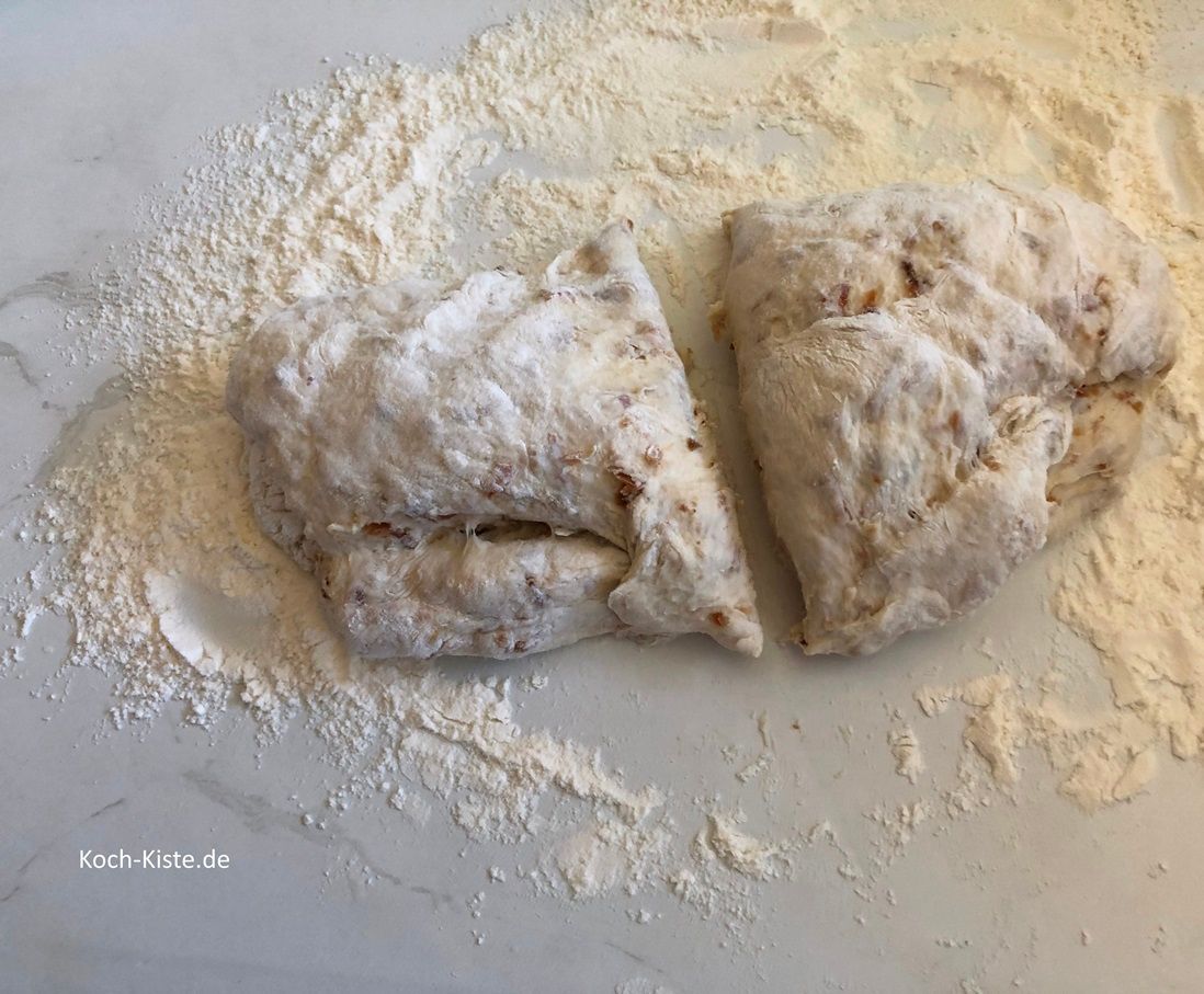 dann Teile den Teig in 2 gleichgroße Teile