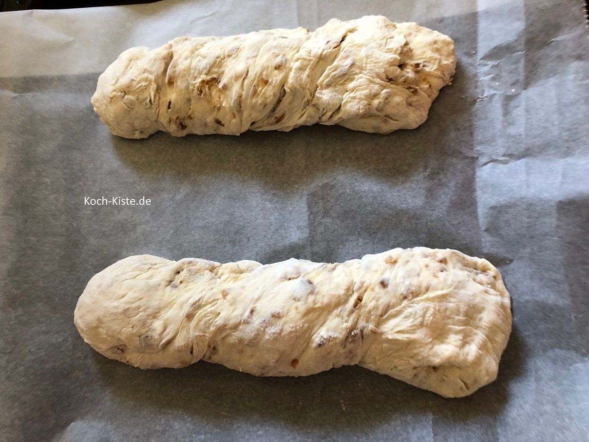 jedes Teigstück nun vorsichtig etwas drehen und auf das Backblech legen