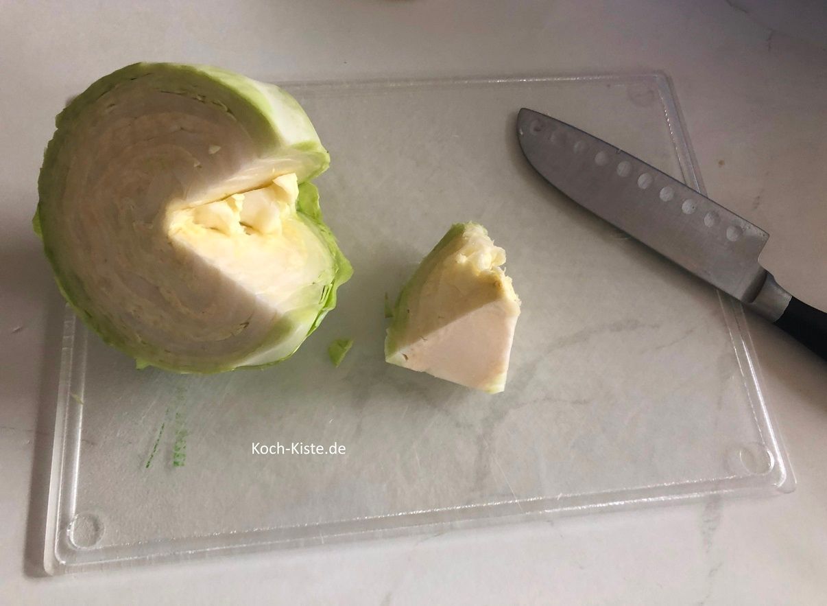 beginne damit bei den Weißkohl die Außenblätter zu entfernen. Dann halbiere den Weißkohl und schneide keilförmig den Strunk ( im unteren Teil) heraus.