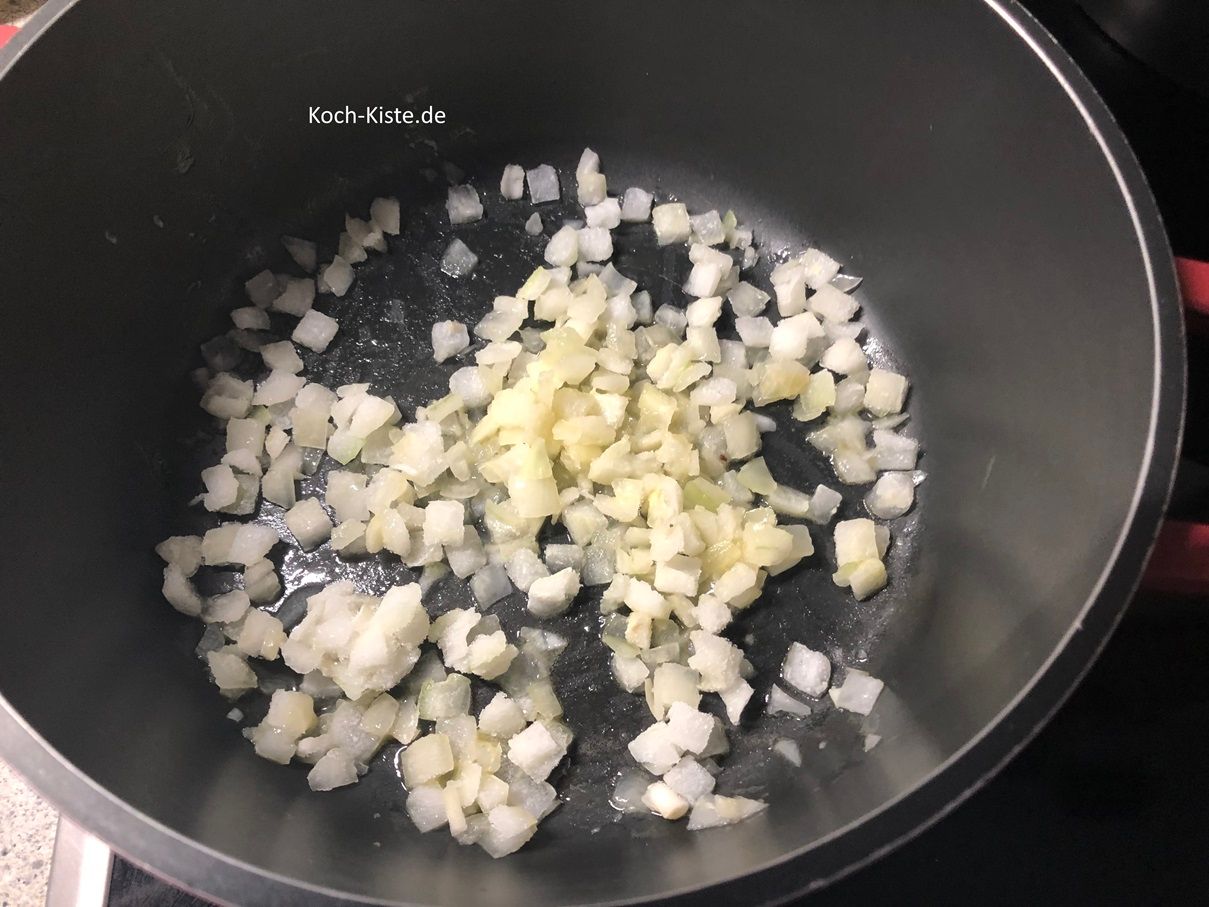 gebe die Zwiebelwürfel in den Topf und brate sie glasig an .