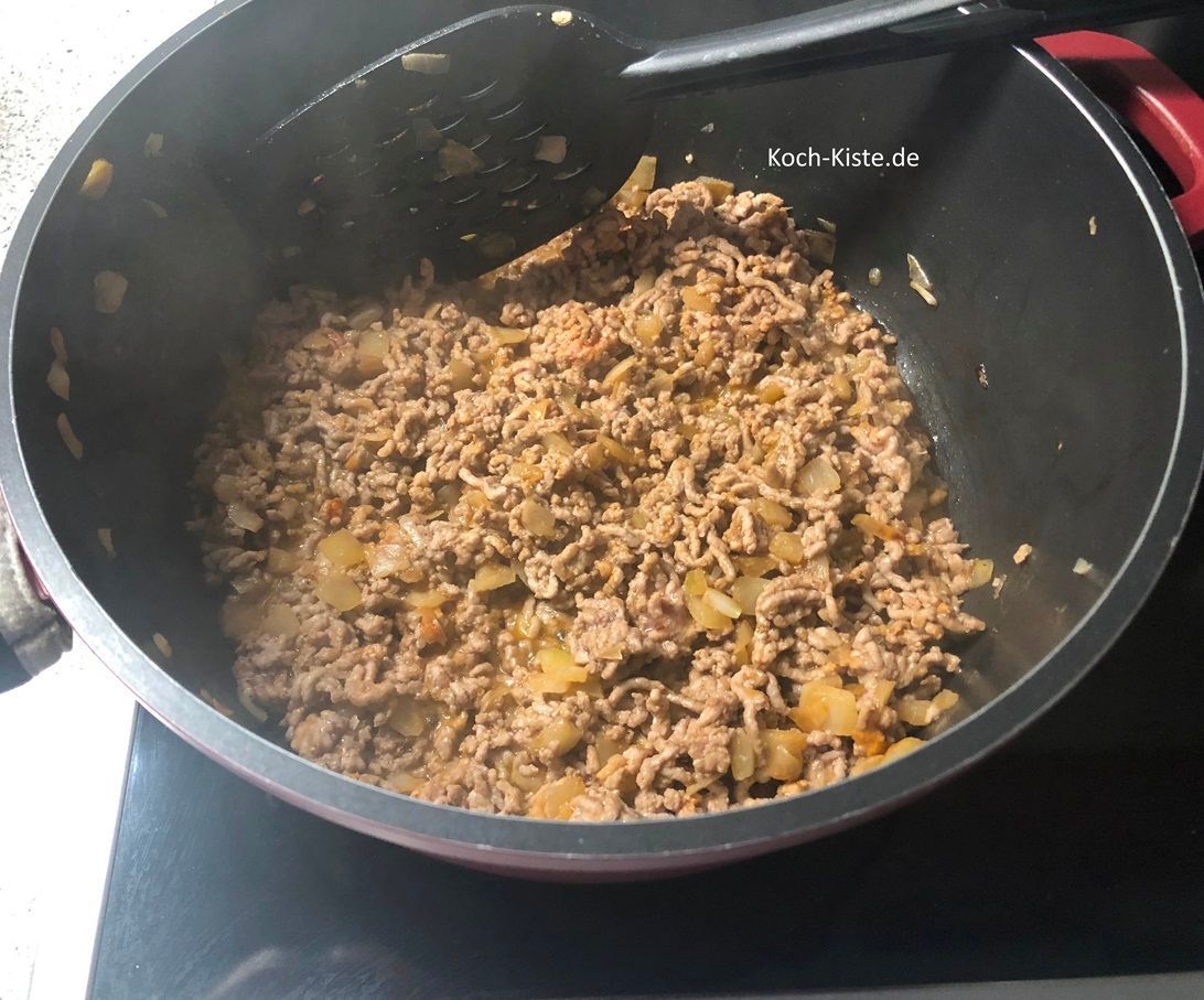 Dann kommt das Hackfleisch und die Gewürze hinzu und wird krümelig gebraten.