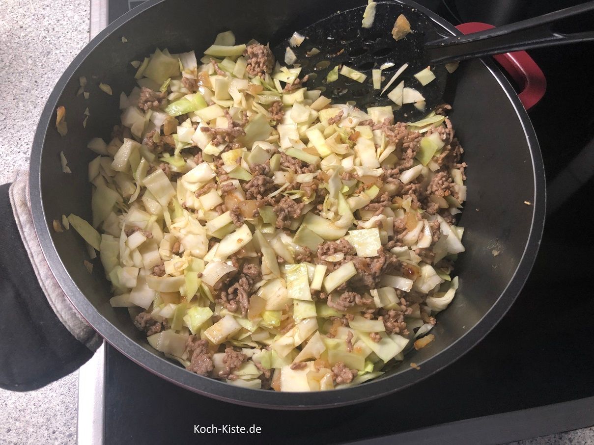 nun kommt der Weißkohl hinzu und wird untergerührt