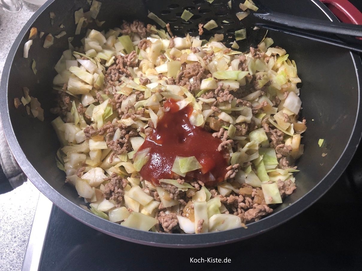 als nächstes gebe 3 Esslöffel Tomatenketchup hinzu und rühre ihn unter