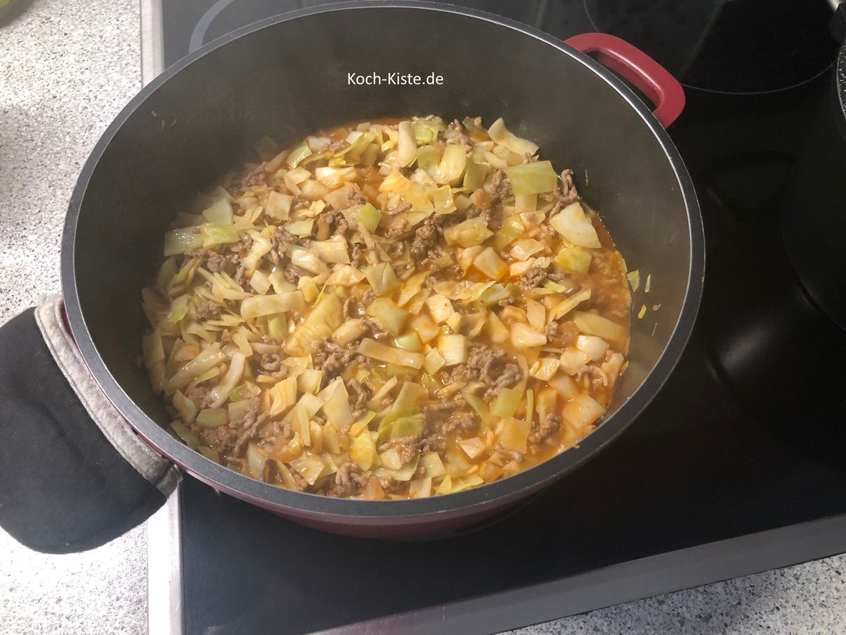 Gieße die Gemüsebrühe  dazu