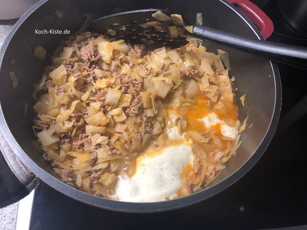 verfeiner mit Kräuterschmelzkäse und rühre noch mal durch. Dann schmecke ab - eventuell nachwürzen - und zum Schluss dicke es etwas an .