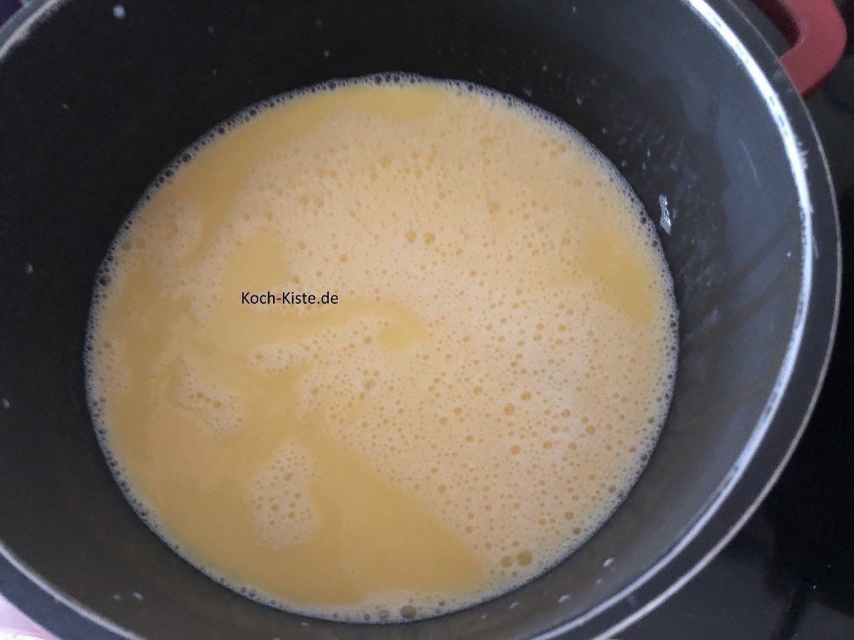 Hefe hinein bröckeln und so lange rühren bis die Hefe aufgelöst ist