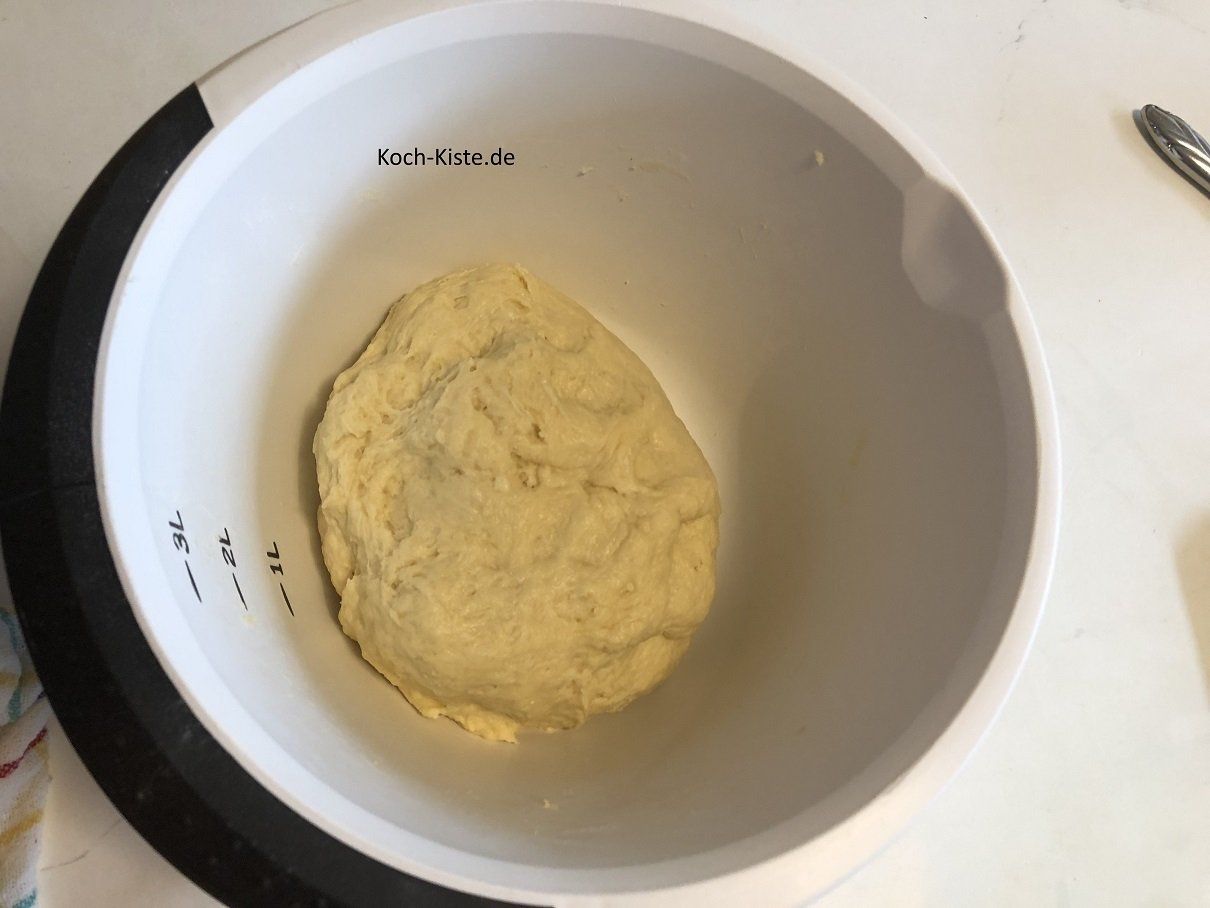 mit den Händen zu einem geschmeidigen Teig kneten