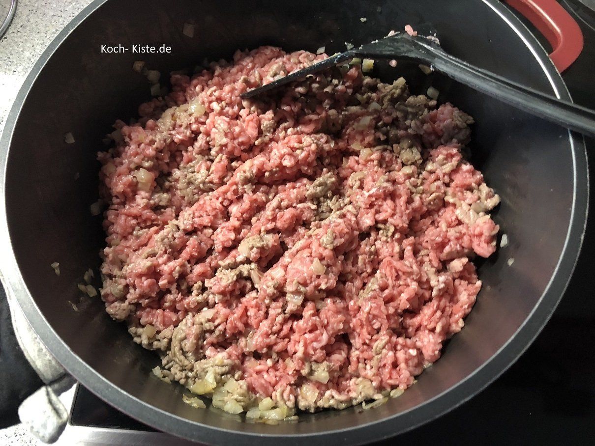 Hackfleisch hinzu geben und krümelig braten