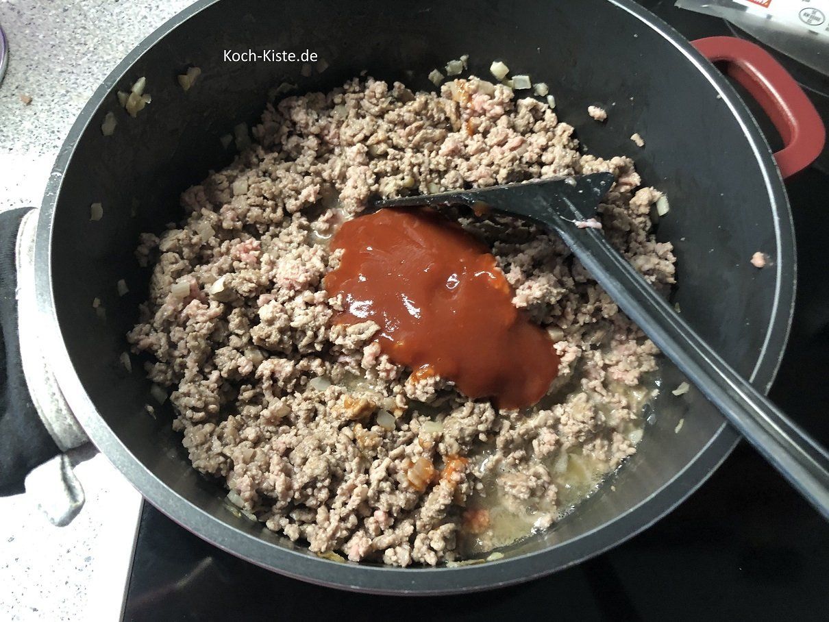 Tomaten Ketchup oder Tomatenmark hinzugeben