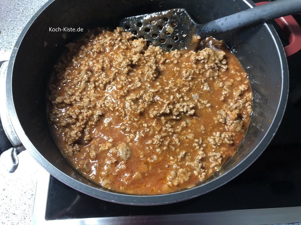 schütte die passierten Tomaten und die Brühe hinzu