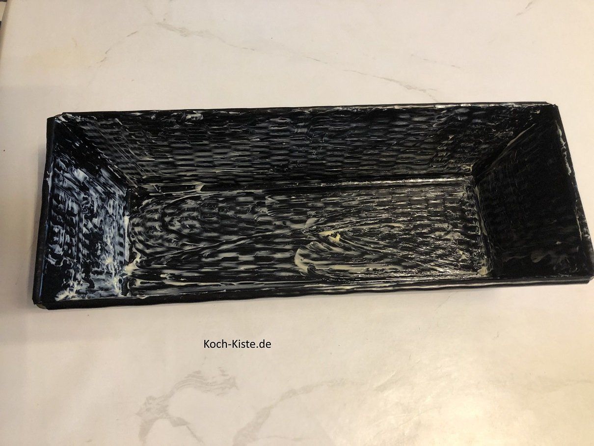 fette die Backform ein