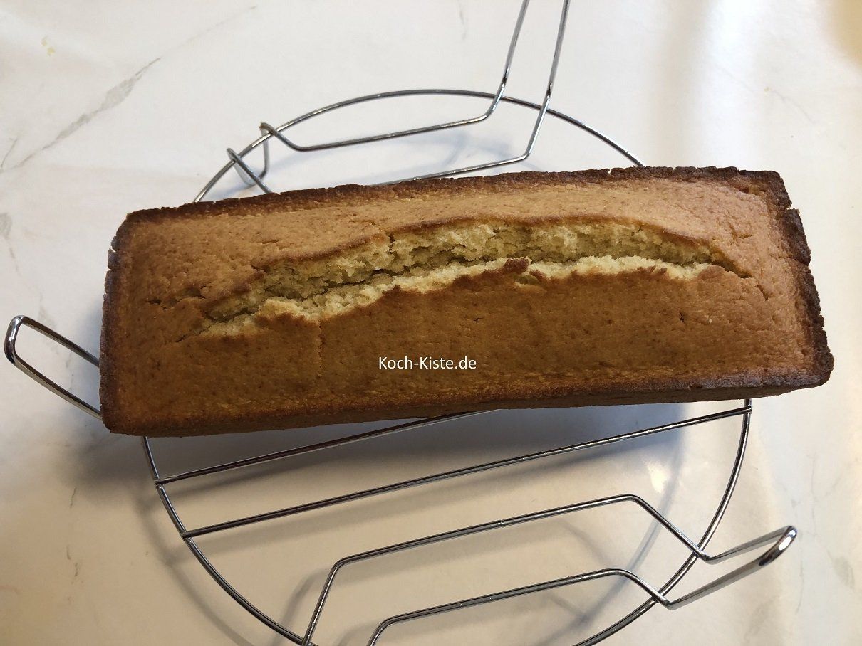 lasse den Kuchen auf einem Rost auskühlen