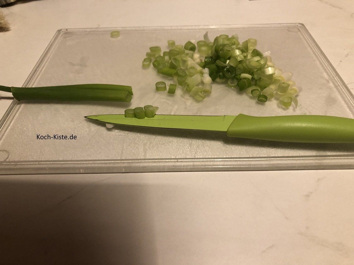 Lauchzwiebel putzen und in kleine Stücke schneiden