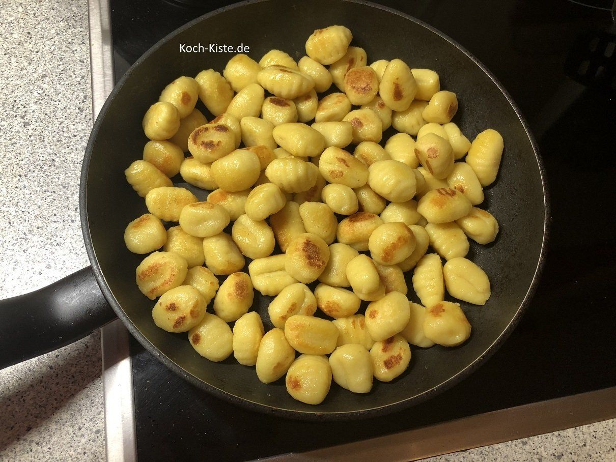 brate die Gnocchi bis sie bräunlich werden