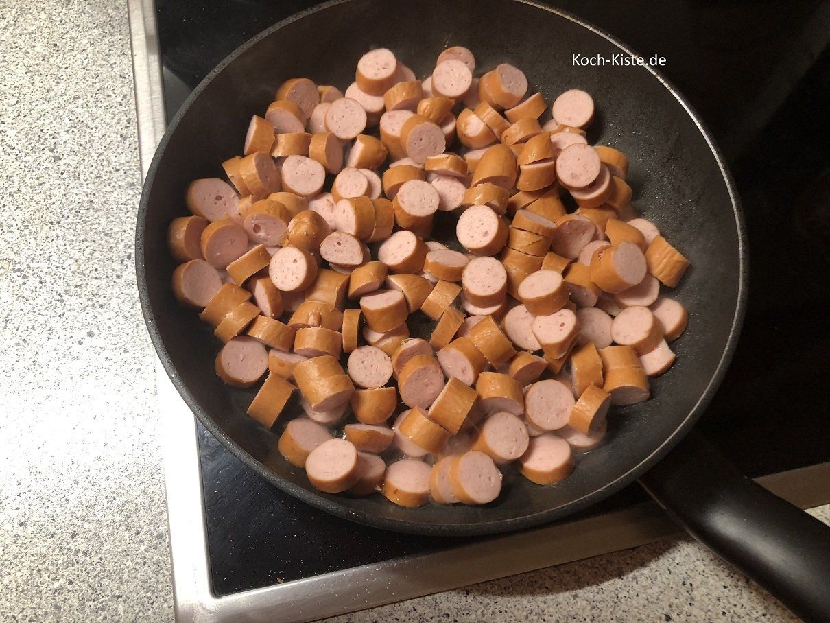 brate die Würstchenscheiben an , bis sie Farbe annehmen