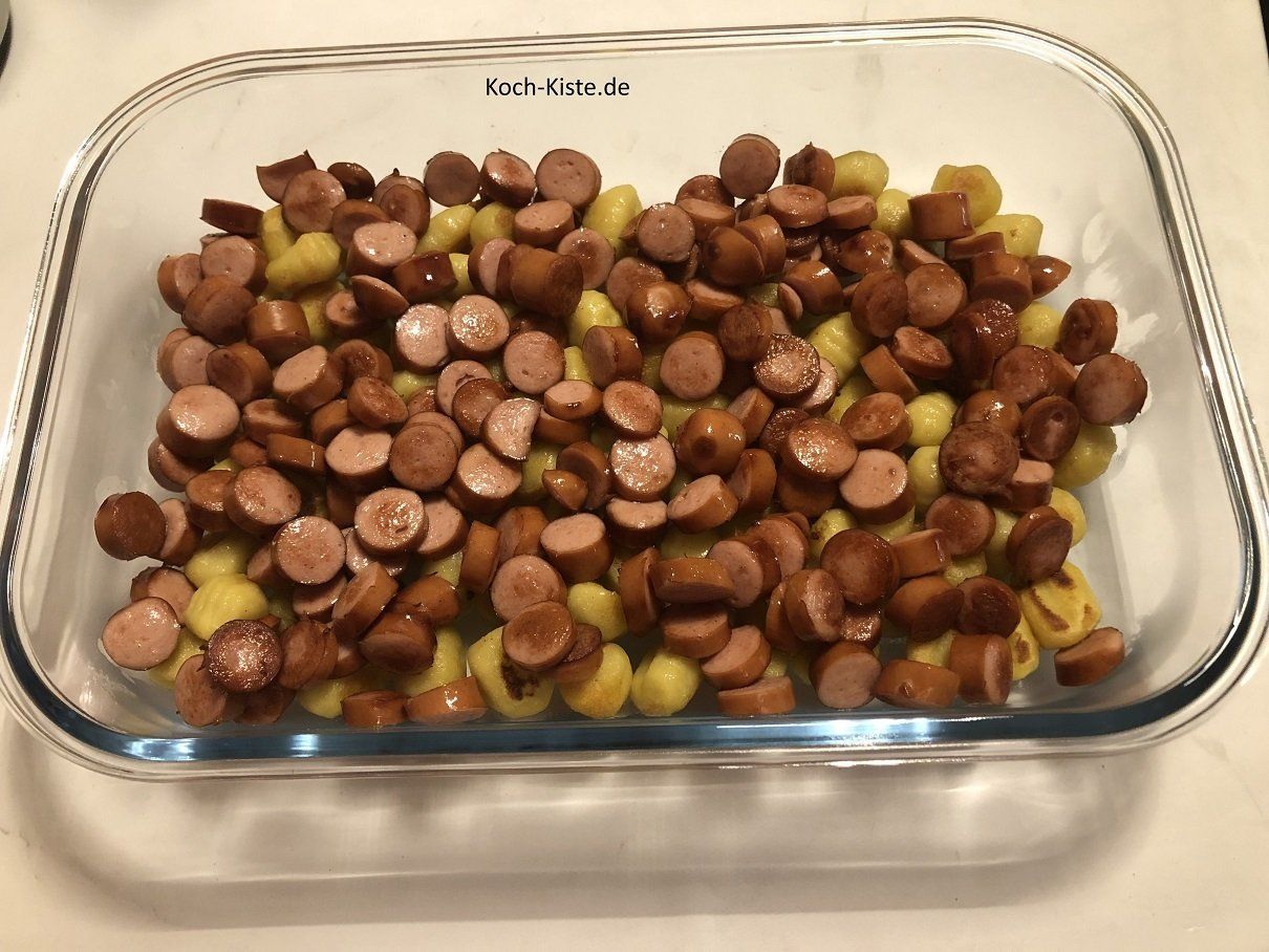 gebe die Würstchenscheiben über die Gnocchi